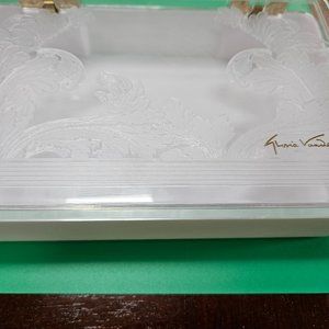 vintage Gloria Vanderbilt hinged embossed plastic vanity box!